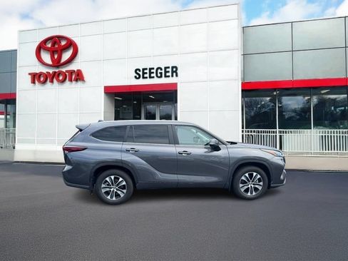 Used 2025 Toyota Highlander XLE AWD/4WD image 2