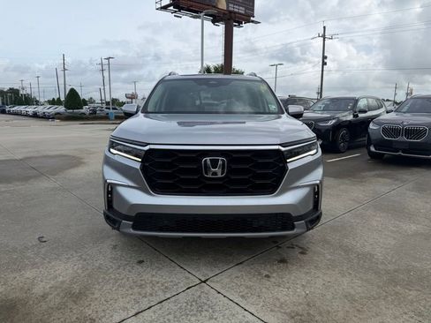 Used 2025 Honda Pilot Touring image 2
