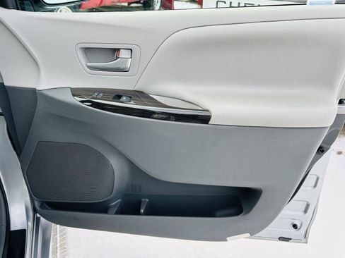 Used 2016 Toyota Sienna XLE Premium image 31