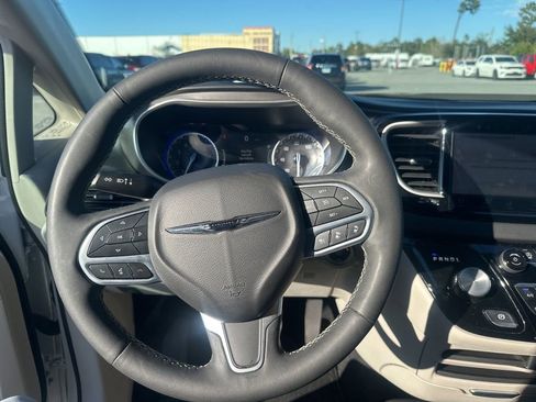 Used 2024 Chrysler Pacifica Touring-L image 15