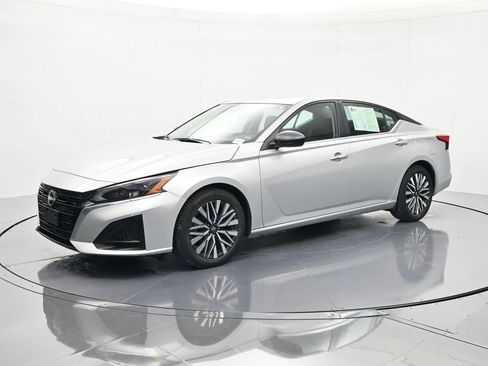 Certified 2024 Nissan Altima 2.5 SV FWD image 1