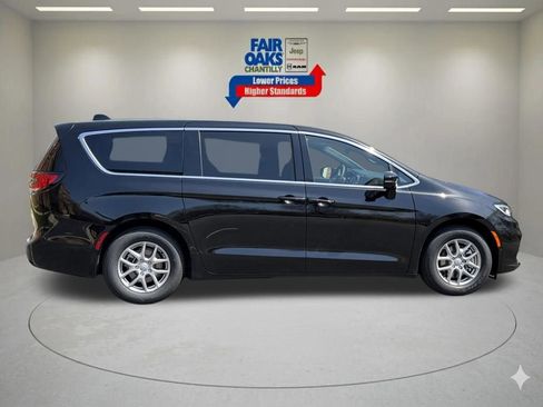 New 2026 Chrysler Pacifica Select image 5