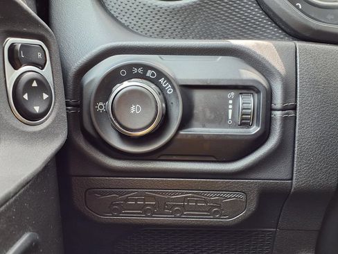 Used 2025 Jeep Wrangler Unlimited Rubicon AWD/4WD image 17