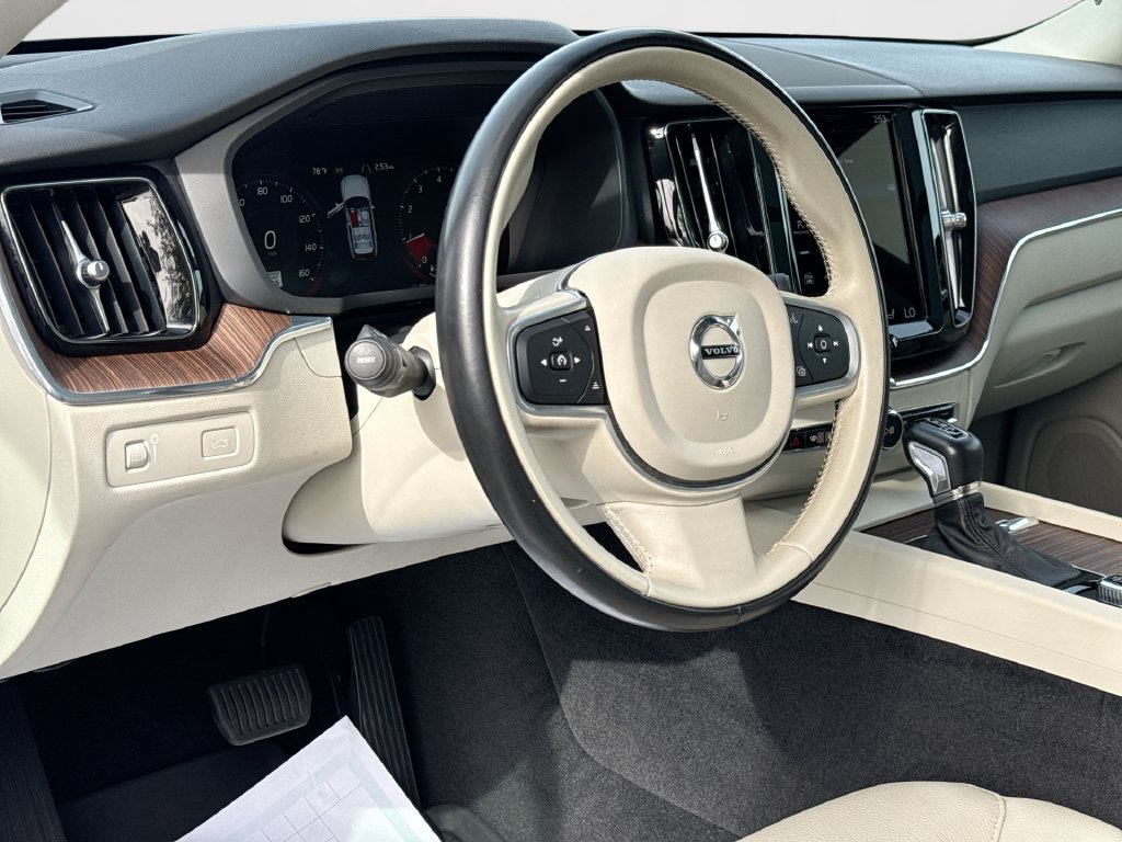 Used 2021 Volvo XC60 T5 Momentum w/ Premium Package AWD/4WD image 16