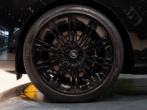 Used 2024 Land Rover Range Rover SE image 12