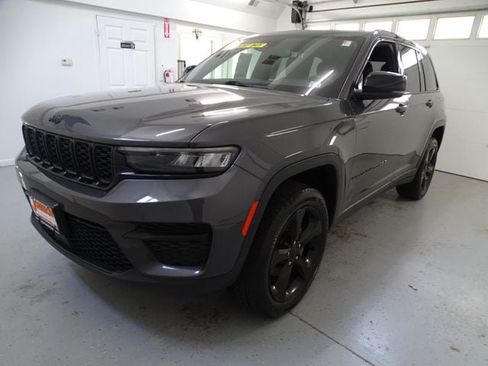 Used 2023 Jeep Grand Cherokee Altitude AWD/4WD image 17