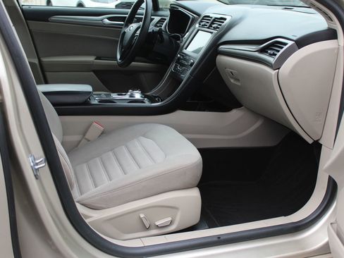 Used 2019 Ford Fusion SE image 18