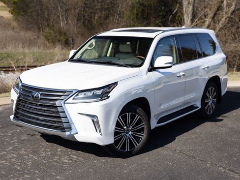 Used 2020 Lexus LX 570 4WD w/ Luxury Package image 4