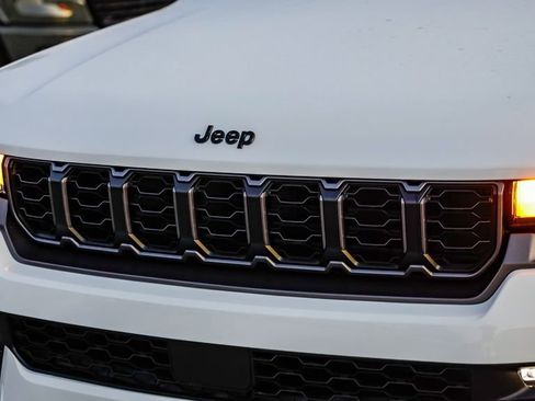 New 2026 Jeep Grand Cherokee Limited w/ Limited Altitude Package AWD/4WD image 6
