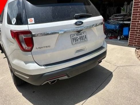Used 2019 Ford Explorer Limited w/ Limited Luxury Package FWD image 4