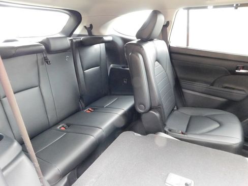 Used 2024 Toyota Highlander XLE FWD image 6