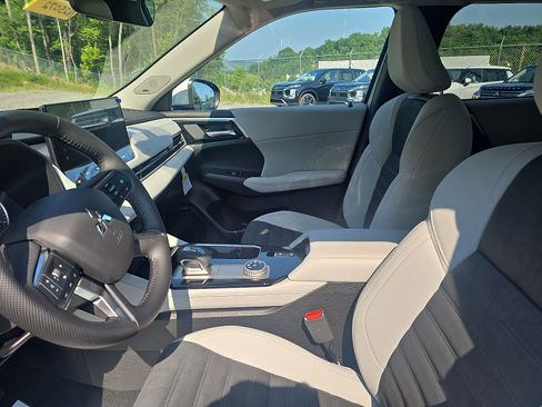 New 2025 Mitsubishi Outlander SE image 11