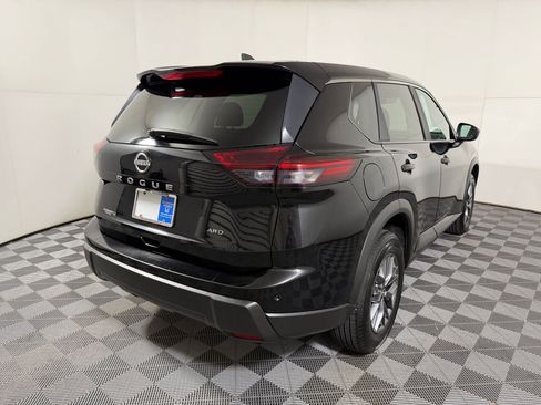 Used 2024 Nissan Rogue S AWD/4WD image 18