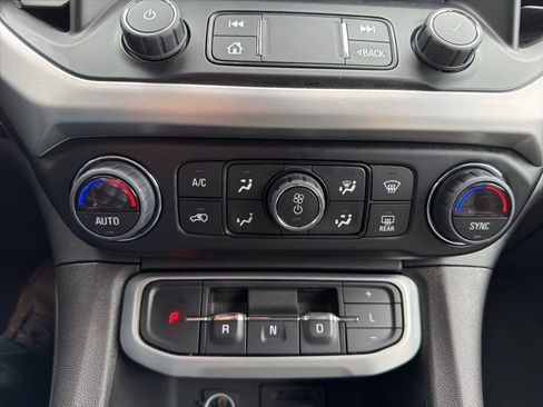 Used 2023 GMC Acadia SLT image 24