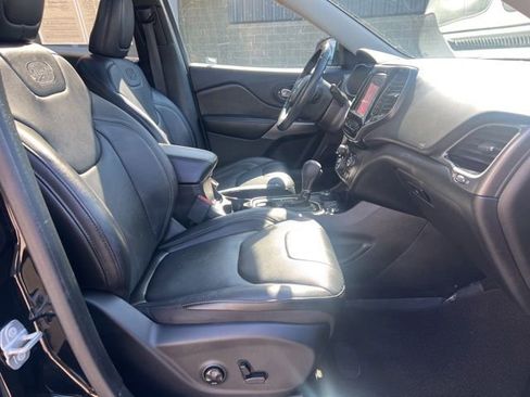Used 2019 Jeep Cherokee Overland AWD/4WD image 8