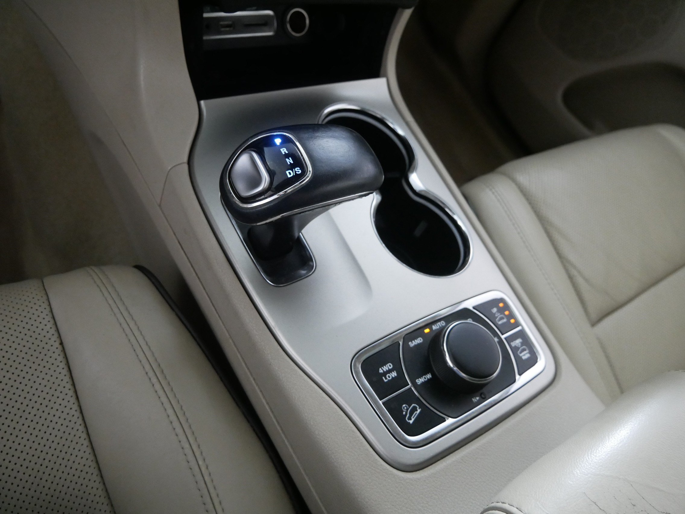 Used 2015 Jeep Grand Cherokee Overland w/ Advanced Technology Group AWD/4WD image 24