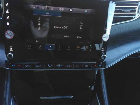 Used 2024 Jeep Wagoneer L Series II image 4