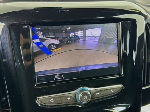 Used 2023 Chevrolet Traverse LT FWD image 16