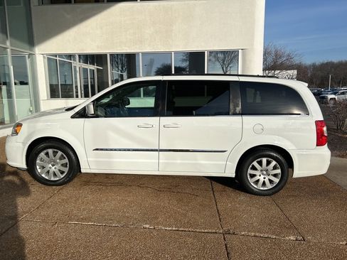 Used 2016 Chrysler Town & Country Touring image 8