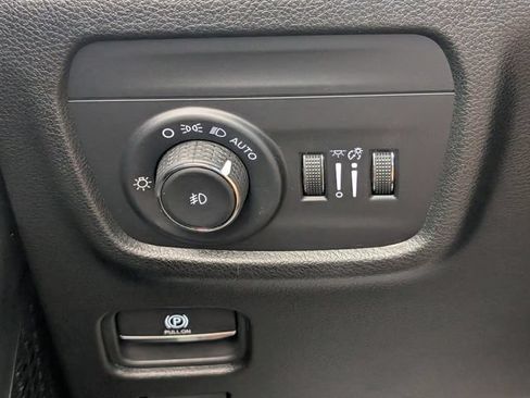 Used 2025 Jeep Grand Cherokee Limited AWD/4WD image 14