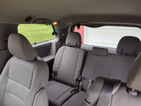 Used 2015 Toyota Sienna XLE w/ XLE Navigation Package FWD image 7