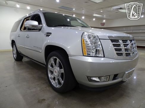 Used 2011 Cadillac Escalade ESV Premium image 22