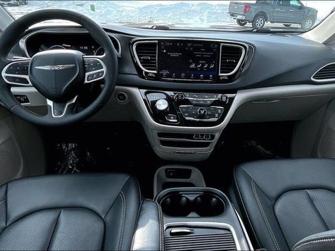 Used 2024 Chrysler Pacifica Touring-L FWD image 15