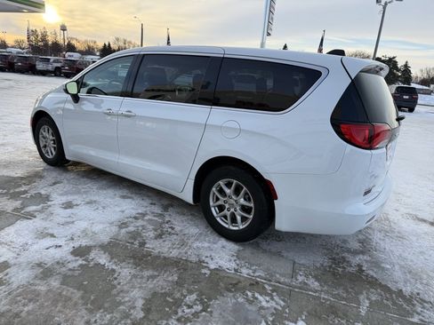 Used 2023 Chrysler Voyager LX image 6