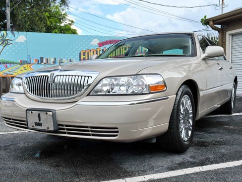 Used 2010 Lincoln Town Car Signature Limited RWD image 4