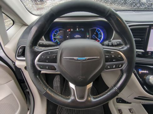 Used 2021 Chrysler Pacifica Touring-L FWD image 29