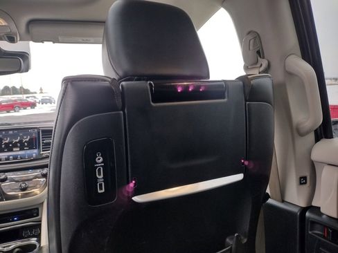 Used 2021 Chrysler Pacifica Limited w/ Uconnect Theater Family Group image 23