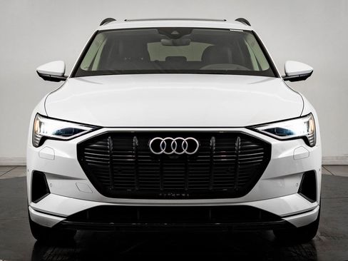 Used 2021 Audi e-tron Prestige w/ Prestige Package image 2