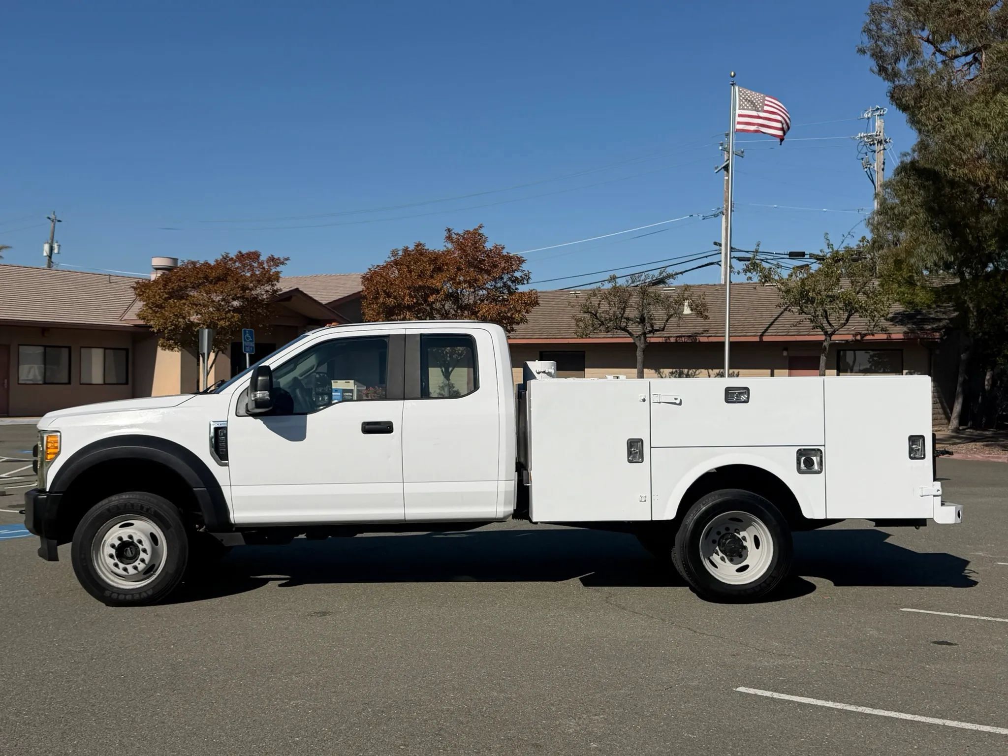 Used 2017 Ford F550 4x4 SuperCab Super Duty w/ Power Equipment Group image 2