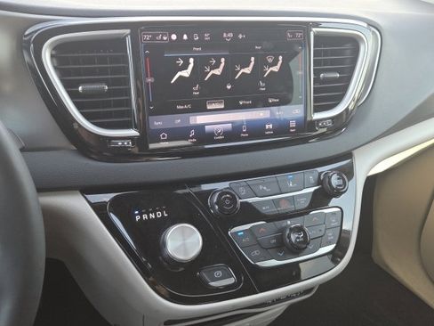 Used 2023 Chrysler Pacifica Touring-L image 18