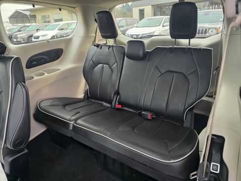 Used 2022 Chrysler Pacifica Limited image 12