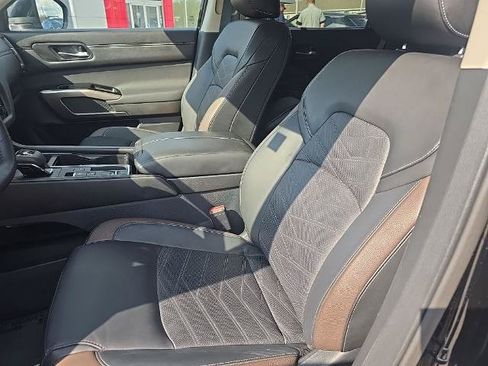 Certified 2025 Nissan Pathfinder Platinum w/ Cargo Package FWD image 9