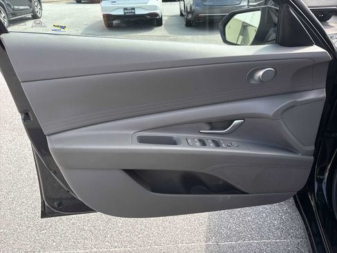 Used 2023 Hyundai Elantra SE FWD image 19