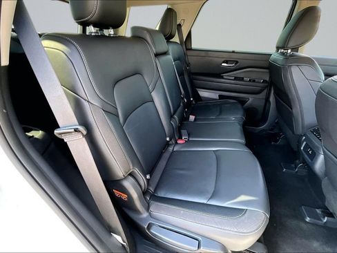 Used 2025 Nissan Pathfinder SL FWD image 25