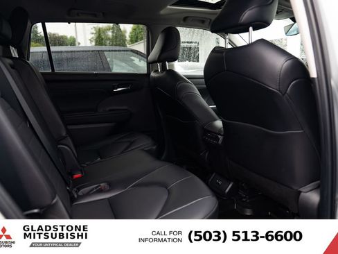 Used 2022 Toyota Highlander XLE AWD/4WD image 23