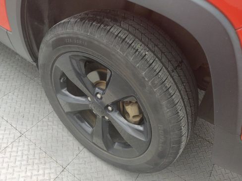 Used 2018 Jeep Cherokee Latitude w/ Altitude Package image 31