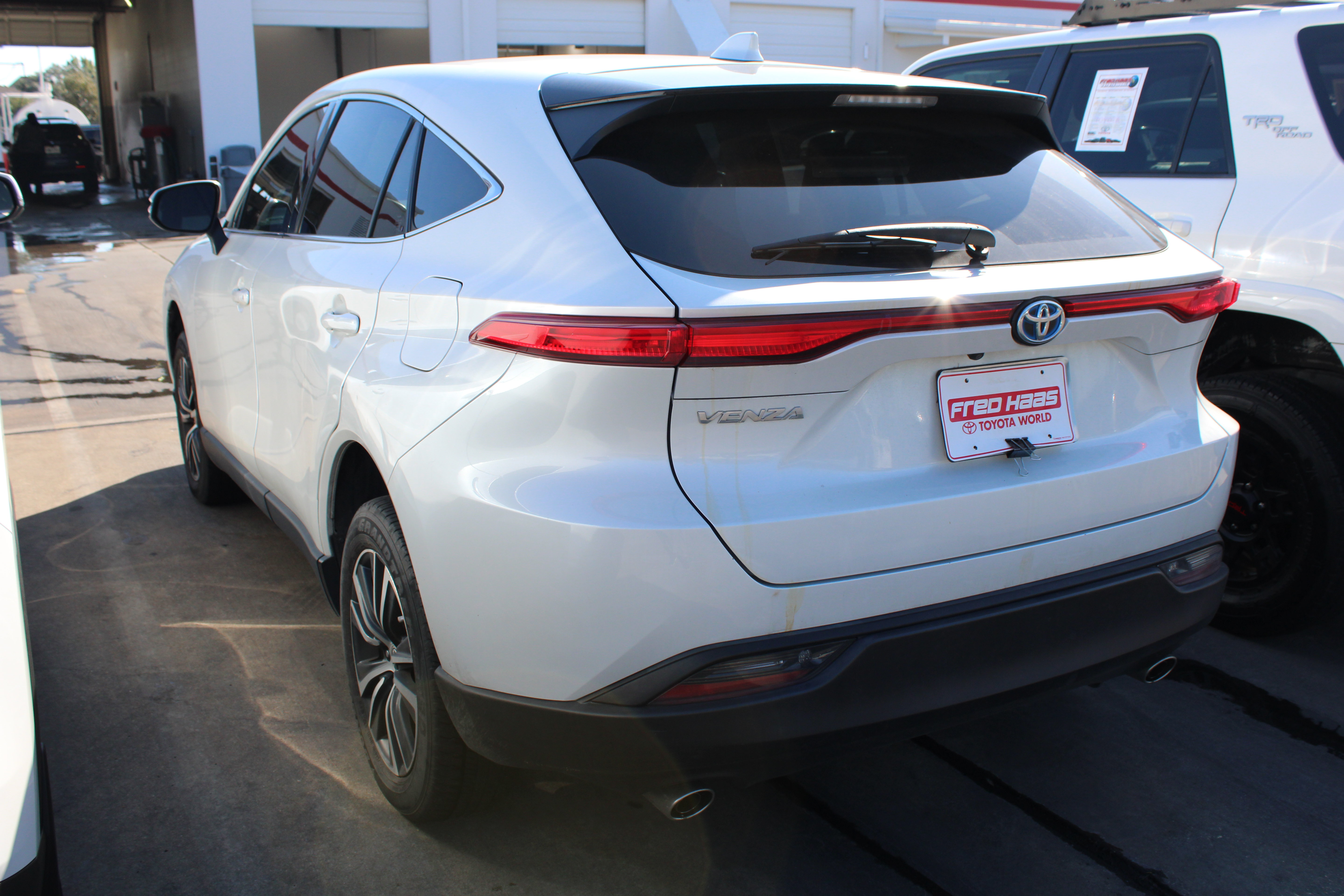 Used 2023 Toyota Venza LE AWD/4WD image 7