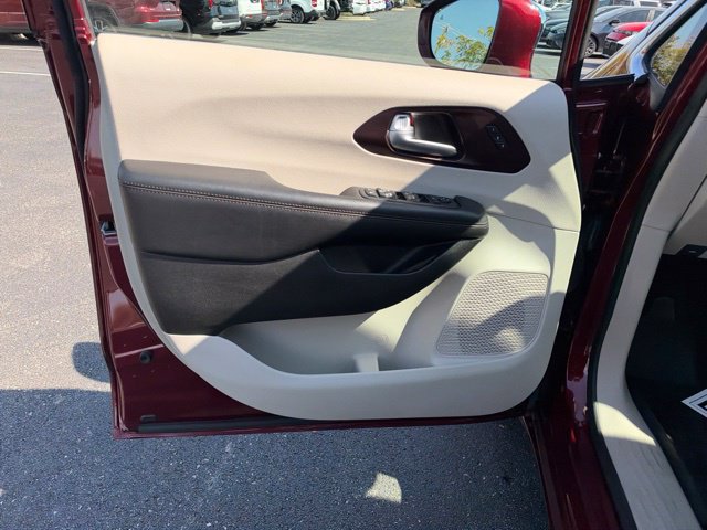 Used 2017 Chrysler Pacifica Limited w/ Tire & Wheel Group FWD image 27