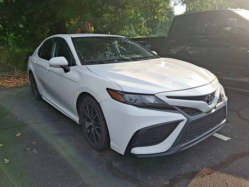 Used 2022 Toyota Camry SE FWD image 3