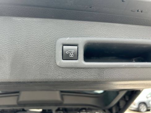 Used 2025 Toyota Sienna XLE FWD image 19