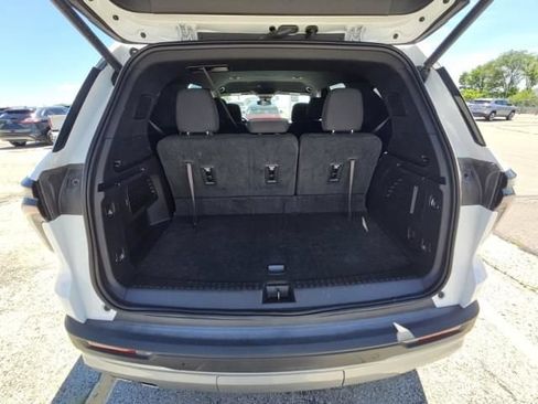Used 2025 Chevrolet Traverse LT FWD image 14