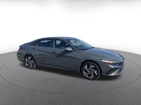Used 2025 Hyundai Elantra SEL image 2