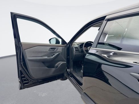 Used 2023 Nissan Rogue S image 9