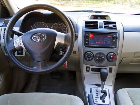 Used 2013 Toyota Corolla LE image 17