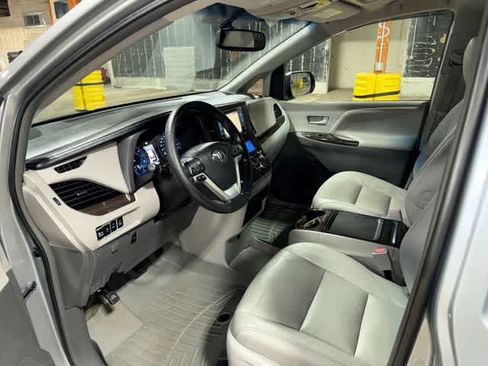 Used 2015 Toyota Sienna XLE w/ XLE Navigation Package FWD image 32