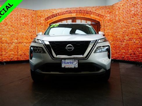 Used 2022 Nissan Rogue SV image 2